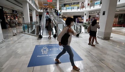 Clientes en el centro comercial La Vaguada, en Madrid.