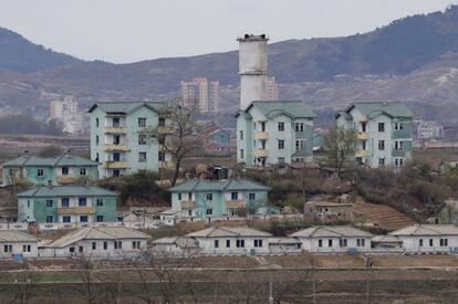 La villa norcoreana de Gijungdong vista desde Taesungdong