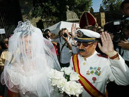 La comparsa Os Maracos, vestidos de Franco y Carmen Polo.