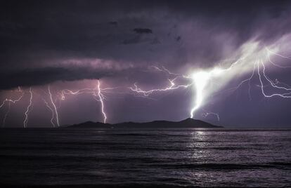 Tormenta sobre la isla griega de Pserimos.