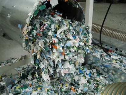 Maquinaria y proceso de reciclado del plástico.