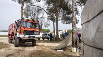 Miembros de la UME en los asentamientos de inmigrantes de Lucena del Puerto (Huelva) a 19 de marzo 2020.