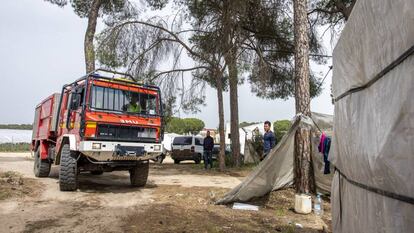 Miembros de la UME en los asentamientos de inmigrantes de Lucena del Puerto (Huelva) a 19 de marzo 2020.