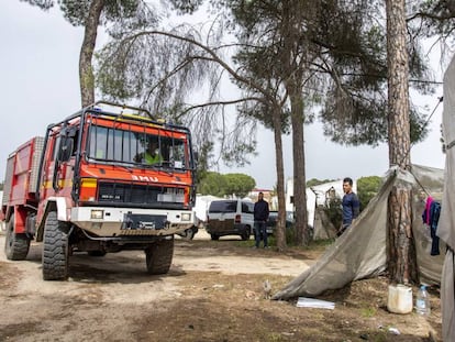 Miembros de la UME en los asentamientos de inmigrantes de Lucena del Puerto (Huelva) a 19 de marzo 2020.