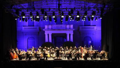 Zubin Mehta dirigiendo la orquesta en el concierto celebrado en Pedralbes.