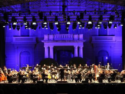 Zubin Mehta dirigiendo la orquesta en el concierto celebrado en Pedralbes.