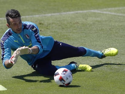 Gianluigi Buffon en un entrenamiento con Italia.