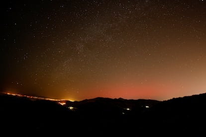 Además de generar auroras, estas tormentas geomagnéticas tienen potencial para perjudicar severamente al suministro energético y de electricidad en diferentes puntos de la Tierra. El fenómeno se ha dejado ver mejor en zonas alejadas de los centros urbanos, donde la contaminación lumínica no perjudica la visibilidad del cielo nocturno. Usuarios de redes sociales registraron el fenómeno en Cataluña, Aragón, Comunidad Valenciana, Segovia, Granada, Madrid, Murcia o Menorca. La foto fue tomada en la isla de Gran Canaria, desde San Mateo. 

