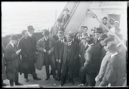 Victoriano Huerta con miembros de la prensa en un barco en Nueva York (EE UU), luego de su exilio.