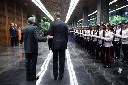 Barack Obama y Raúl Castro, durante la revisión de las tropas antes de las reuniones bilaterales.