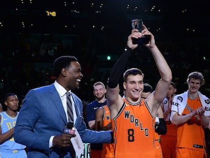 Bogdanovic, con el trofeo al MVP, que le entregó Chris Webber.