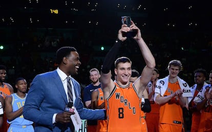 Bogdanovic, con el trofeo al MVP, que le entregó Chris Webber.