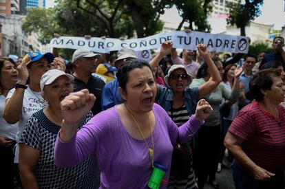 Manifestantes exigen ayuda humanitaria durante una protesta en Caracas contra el líder chavista Nicolas Maduro, este miércoles