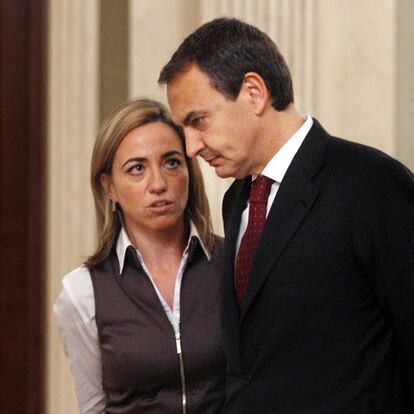 El presidente del Gobierno, José Luis Rodriguez Zapatero, conversa con la ministra de Defensa, tras la reunión del Consejo de Defensa Nacional, Carme Chacón, el 21 de diciembre de 2009.