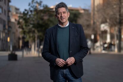 David Quirós en la plaza del Ayuntamiento de L'Hospitalet de Llobregat.