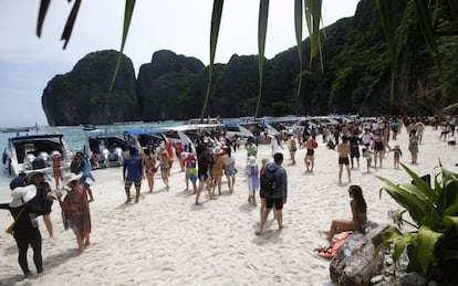 Grupos de turistas pasean por la playa de Maya Bay, en la isla Phi Phi Leh (Tailandia), el pasado mayo.