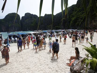 Grupos de turistas pasean por la playa de Maya Bay, en la isla Phi Phi Leh (Tailandia), el pasado mayo.