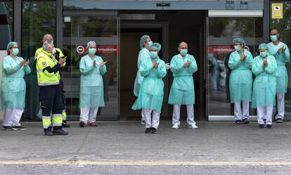 El personal sanitario guarda un minuto de silencio por las víctimas del coronavirus, en el hospital de La Fe de Valencia.