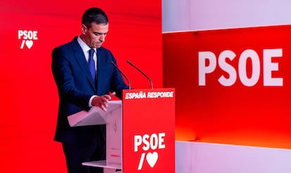 El presidente del Gobierno de España, Pedro Sánchez, durante una conferencia de prensa en la sede del PSOE tras la dimisión de Santos Cerdán.