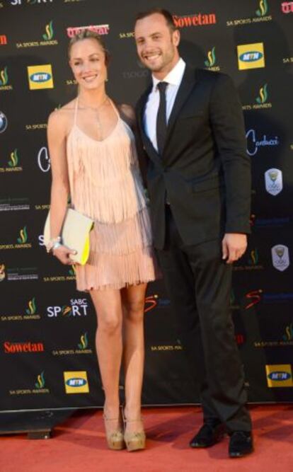 Reeva Steenkamp y Oscar Pistorius, en un acto en febrero de 2013.