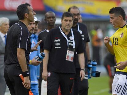 James Rodríguez le reclama al juez de línea