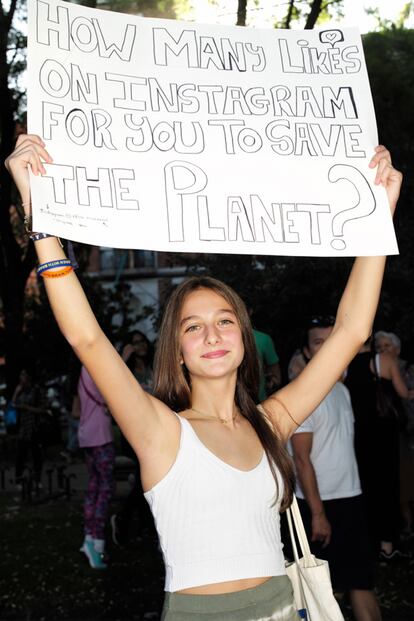 Una de las manifestantes con un cartel con el lema: Cuántos likes en Instagram necesitas para salvar el planeta?.