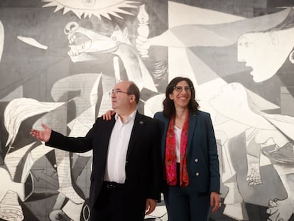 El ministro de Cultura y Deporte, Miquel Iceta, junto a la ministra de Cultura de Francia, Rima Abdul Malak, posan ante el 'Guernica' de Picasso durante la presentación de los actos conmemorativos del "Año Picasso".