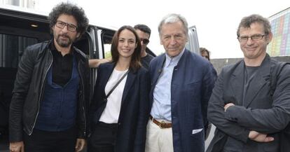 El actor y director de cine rumano, Radu Mihaileanu; la actriz francesa Berenice Bejo; el director de cine franc&eacute;s Costa Gravas; y el actor y director de cine belga Lucas Belvaux, a su llegada hoy a una sesi&oacute;n en el Parlamento Europeo en Estrasburgo (Francia), hoy, Los cuatro defendieron la exclusi&oacute;n de los servicios culturales y audiovisuales del pr&oacute;ximo acuerdo de la Uni&oacute;n Europea.