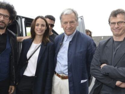 El actor y director de cine rumano, Radu Mihaileanu; la actriz francesa Berenice Bejo; el director de cine francés Costa Gravas; y el actor y director de cine belga Lucas Belvaux, a su llegada hoy a una sesión en el Parlamento Europeo en Estrasburgo (Francia), hoy, Los cuatro defendieron la exclusión de los servicios culturales y audiovisuales del próximo acuerdo de la Unión Europea.