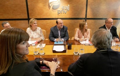 Andoni Ortuzar e Idoia Mendia, con representantes de sus partidos, en una reunión del PNV y PSE.
