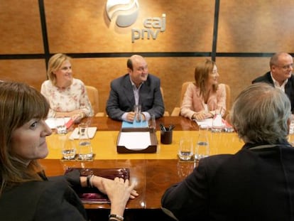 Andoni Ortuzar e Idoia Mendia, con representantes de sus partidos, en una reunión del PNV y PSE.