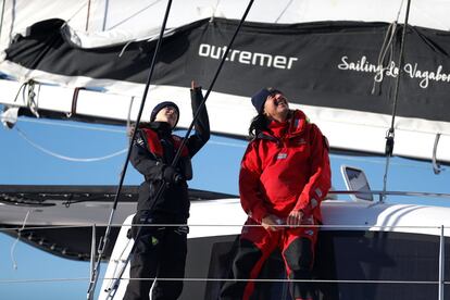 La joven activista intervendrá ante el pleno de los líderes mundiales que participarán durante lo que se conoce como segmento de alto nivel en la COP25. En la imagen, Thunberg con su padre a bordo del catamarán 'La Vagabonde'.