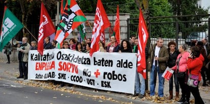 Concentración de trabajadores de Osakidetza este lunes en Vitoria. 