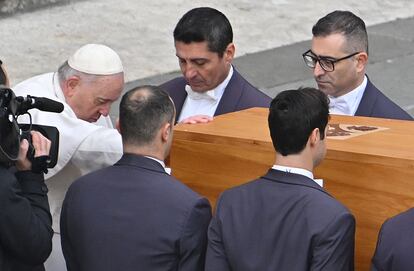 El papa Francisco presenta sus respetos al féretro de Benedicto XVI.