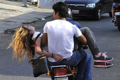 La exmiss Génesis Carmona es trasladada en moto tras recibir un disparo en la cabeza en Valencia, Venezuela.