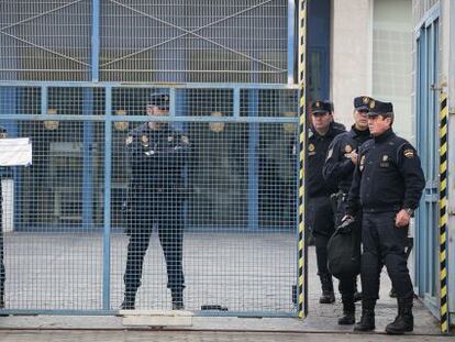 Policías custodian la entrada del CIE de Zona Franca, en una foto de archivo.