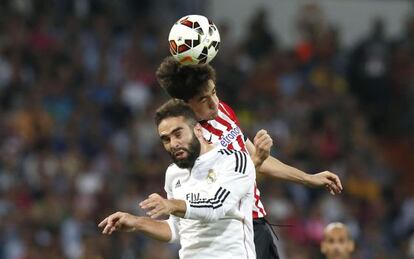 Carvajal y Unai López disputan un balón en la ida de la Liga BBVA.