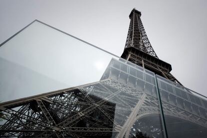 Parte de la barrera de vidrio antibalas que reforzará la seguridad de la Torre Eiffel en París (Francia)