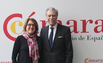 Carlos Gutiérrez, junto a Inmaculada Riera, directora general de la Cámara de España.