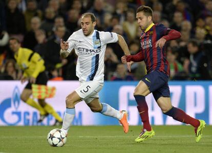 Jordi Alba corre por el balón con Zabaleta