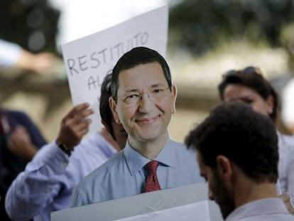 Protesta contra Marino ante el Ayuntamiento de Roma.