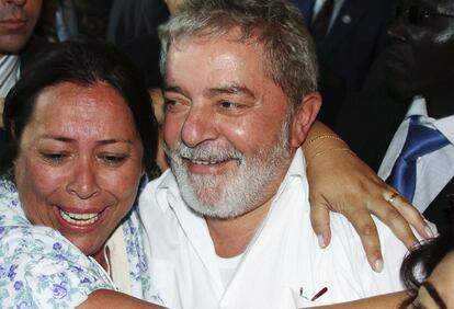 Una admiradora abraza al expresidente brasileño durante su estancia en Dakar.