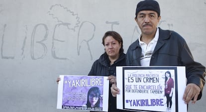 Los padres de la joven encarcelada este martes.