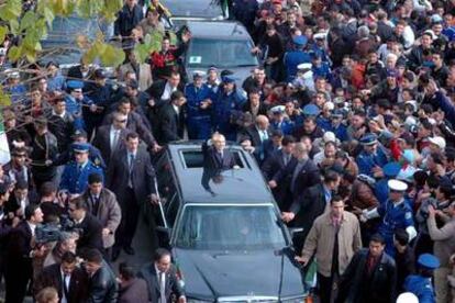 El presidente Buteflika saluda a la multitud desde su vehículo ayer en Argel.