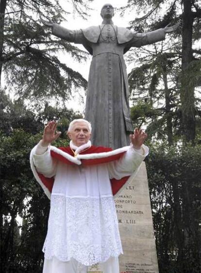 Ratzinger, ante la estatua de Pío XII en Roma.