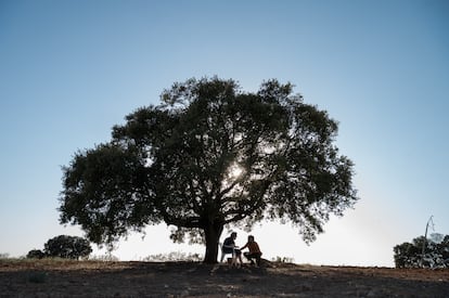 María Galiana y Ricardo Gómez, durante el rodaje del final de 'Cuéntame', en una imagen cedida por la productora.