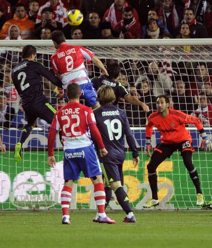 Íñigo López remata a puerta ante Varane.