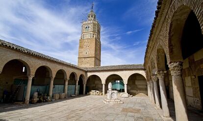 Arriba, el minarete de la Gran Mezquita de Testur, localidad tunecina donde se refugiaron judíos y moriscos.