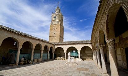 Arriba, el minarete de la Gran Mezquita de Testur, localidad tunecina donde se refugiaron judíos y moriscos. 