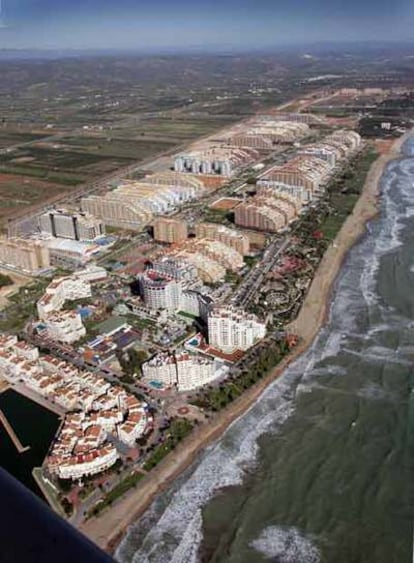 La gran urbanización Marina d'Or, en Oropesa del Mar. Medio Ambiente critica que sus edificios crean una barrera de cemento y planea limitar las recalificaciones y nuevas obras en ese tramo del litoral.